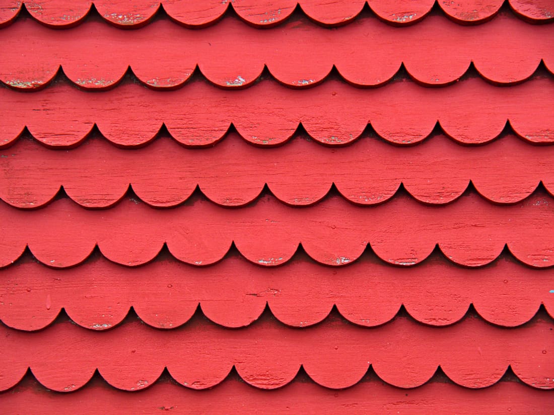 Rote Dachziegel in Nahaufnahme