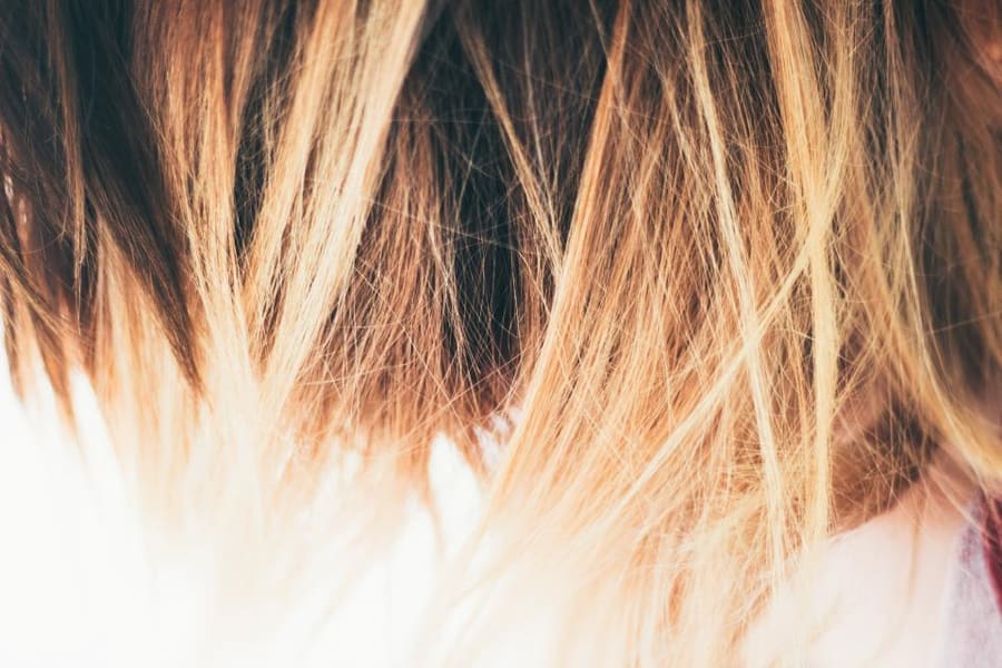 Nahaufnahme blonder Haarspitzen mit warmen Balayage-Tönen