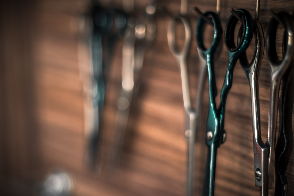Sammlung von Friseurscheren an der Wand im Salon Haarraum