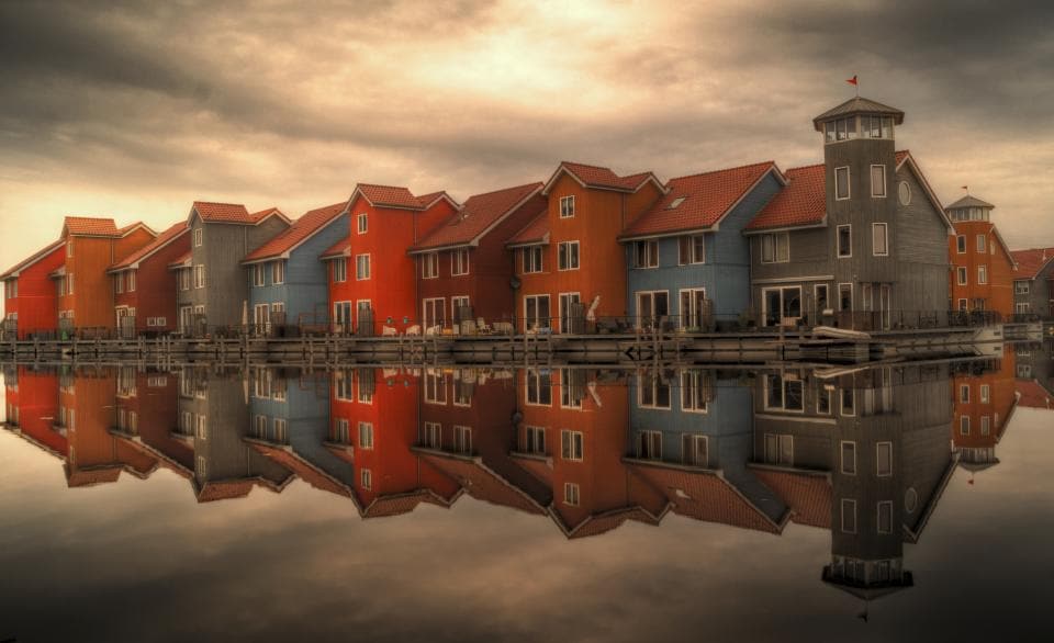 Mehrfamilienhaus mit bunt gestrichenen Fassaden am Wasser