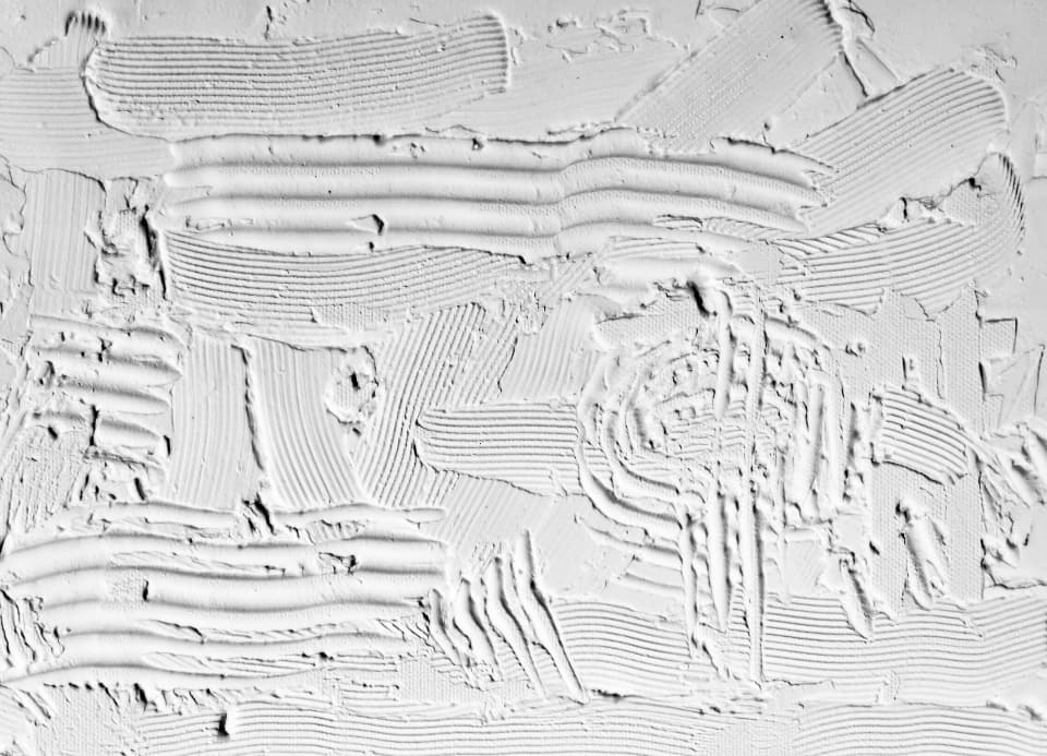 Strukturierte Raufasertapete an einer Wand