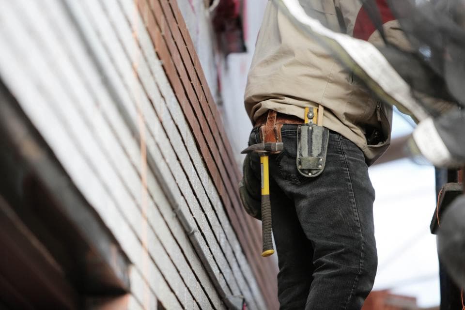 Handwerker mit Werkzeuggürtel im Arbeitseinsatz