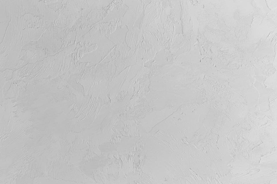 Nahaufnahme einer frisch gestrichenen, glatten weißen Wand