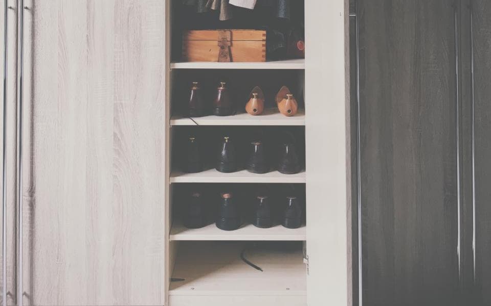 Einbauschrank unter einer Dachschräge mit offenen Fächern