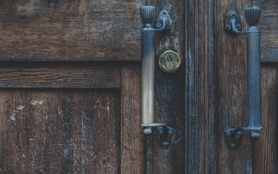 Haustür aus Eiche mit Kassettenfüllung und Messingbeschlag