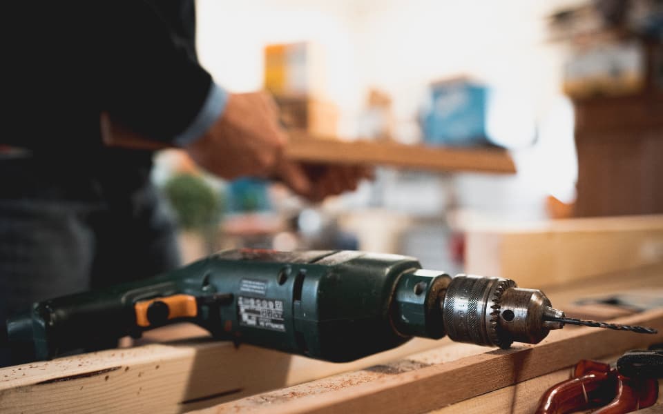 Fertig verleimte Massivholzplatte auf der Werkbank