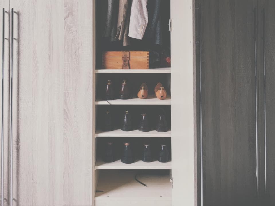 Einbauschrank unter einer steilen Dachschräge mit unterschiedlich hohen Türen