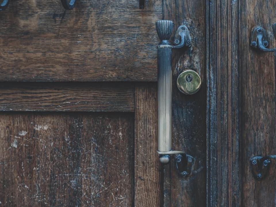 Haustür aus Eiche mit Kassettenfüllung und Messingbeschlag